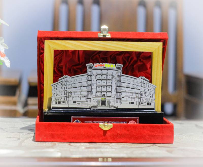 Plakat Kayu Custom Design Gedung Lineart Minimalis